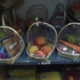 Canasta de frutas o verduras de plástico